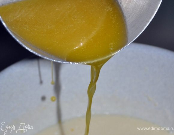 Масло растопите и постепенно введите в тесто. Перемешайте.