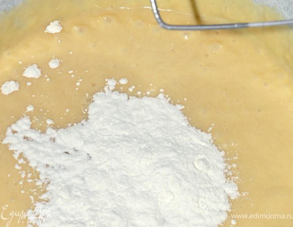 Постепенно введите муку, тщательно перемешивая.