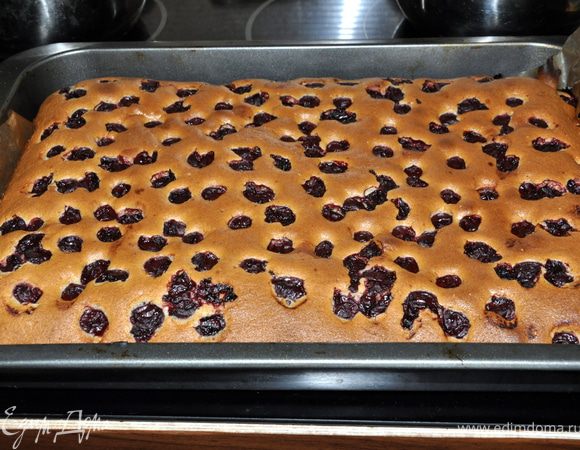 Выпекайте пирог в разогретой духовке. Время выпечки зависит от формы, в которой вы печете. Тонкий выпекается 25–30 минут. 