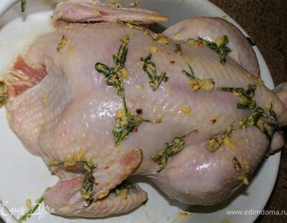 Натрем тушку со всех сторон и изнутри ароматным маслом. Ломтики лимона положим внутрь тушки. Хорошо посолим и поперчим. Курицу выложим в смазанную маслом форму для запекания