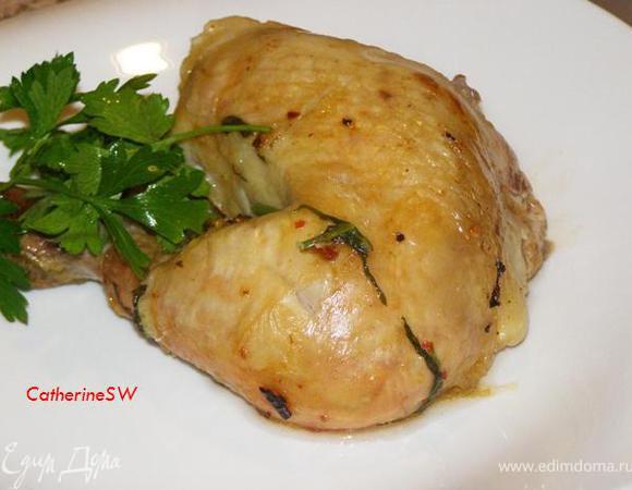 Поставим форму с курицей в нижнюю часть духовки на 45 минут. В течение этого времени дверцу духовки открывать нельзя! Затем вытащим курицу из духовки, выльем из нее чесночное масло, вставив деревянную ложку внутрь курицы, придерживая лопаткой за ее верхнюю часть. Переложим на доску, накроем фольгой и дадим постоять 20 минут. Вот теперь курица готова!