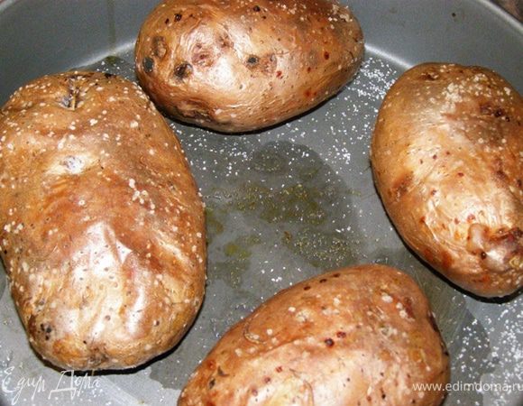 Через два часа мы получили картофель с хрустящей корочкой и воздушной мякотью. Можно на этом и остановиться: разрезать каждый картофель пополам, посыпать солью, положить по кусочку сливочного масла и тут же подать на стол