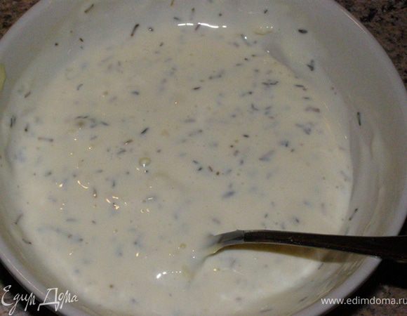 Я же зафаршировала картофель. Приготовим начинку №1: Чеснок, пропущенный через пресс, разотрем с солью, смешаем с сыром "Виола", розмарином, тимьяном и сливками.