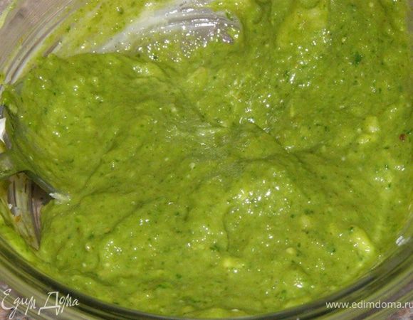 Приготовим начинку №2: разотрем чеснок с солью, маслом, смешаем с соусом песто