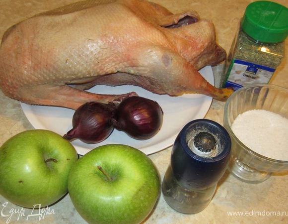 Итак - Гусь с яблоками и репчатым луком
Если вам не нравится запеченный лук, обязательно его положите, но просто потом не используйте. Для того, чтобы блюдо было легким я потом просто сварил длинозерный пропаренный рис в большом количестве подсоленной воды и в конце, откинув рис на дуршлаг и положив его обратно в кастрюлю (без промывания) добавил небольшой кусочек сливочного масла (естественно уже без огня).