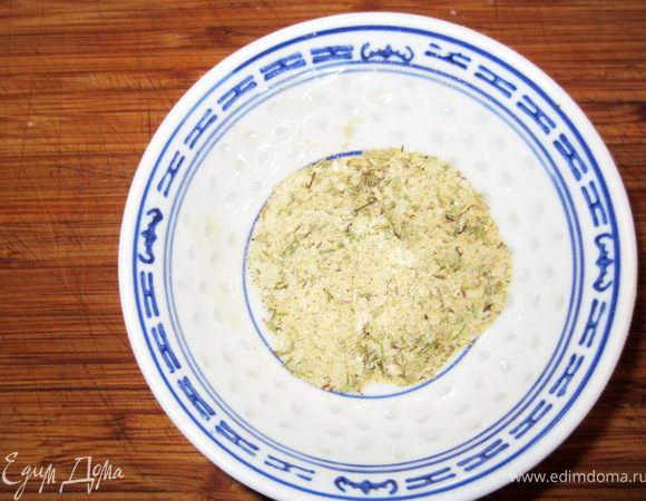 Хорошенько промойте всю тушу гуся и высушите ее полотенцем.

Приготовьте сухую смесь из соли, черного перца, имбиря и тимьяна.