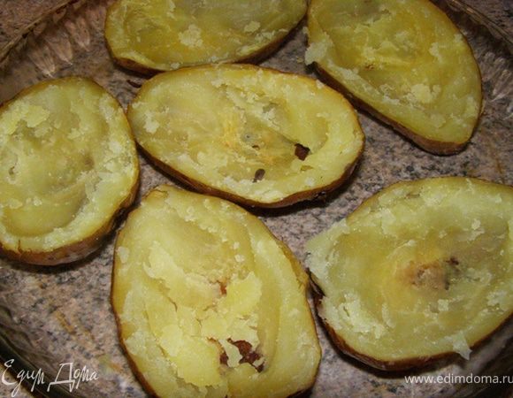 Картофелины разрежем пополам, вынем мякоть