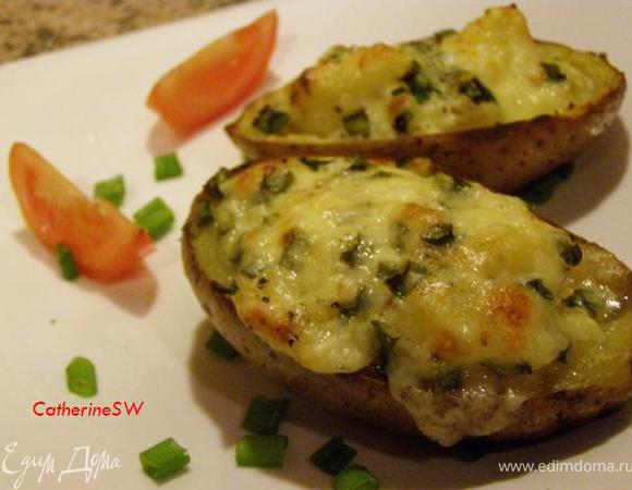 Картофелины с начинкой №1 посыпем зеленым луком. Все картофелины посыпем тертым Чеддером. Поставим в предварительно разогретую до 180 градусов духовку  на 20 минут. За пять минут до окончания увеличим температуру до 250. Как только появился колер, достанем картофель из духовки. Приятного аппетита!