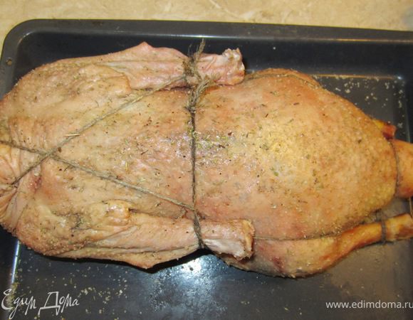 Чтобы при запекании бечевка не слетела, дотяните ее до шеи, обматайте пару раз и свяжите концы в узел. Лишнюю часть бечевки отрежьте.