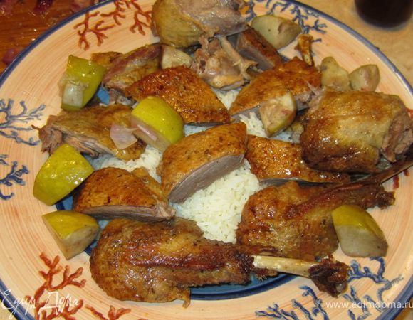 Презентация
У меня было 5 гостей, т.е. всего 7 человек. Для общей презентации я взял большую красивую тарелку, точнее блюдо в форме тарелки, И выложил в нее весь рис. Порезав гуся на порционные куски (ножки пополам, крылышки отдельно и каждую грудку на три части, части костей, где есть мясо, порубите на проционные куски) я выложил сверху, также как и яблоки и лук. Лично мне очень нравятся эти яблоки вместе с мясом гуся.