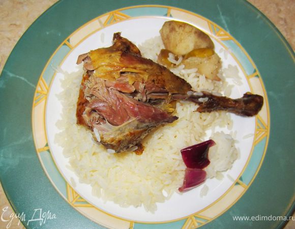 Для презентации на тарелке - возьмите большую плоскую тарелку. Выложите три столовые ложки риса, а сверху пару кусочков гуся, положив ножку сверху. Яблоки и лук положите рядом. Если у вас есть мясной или фруктовый соус, можете полить сверху по кругу.