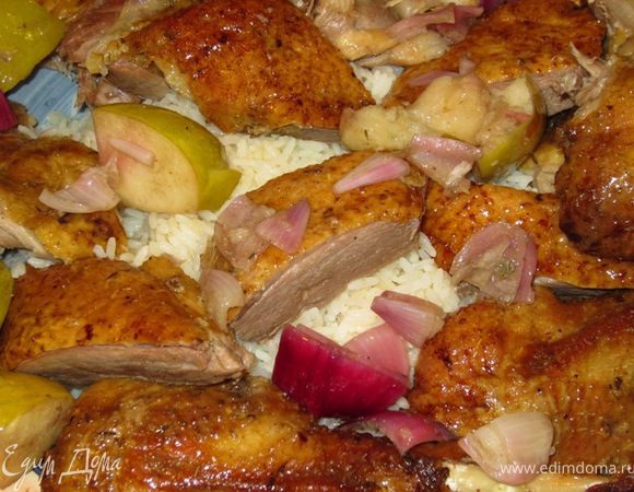 Важно!
Желательно не использовать мороженного гуся. Если есть возможность, купите свежего и лучше молодого. Длительное приготовление при низкой температуре делает мясо птицы нежным и сочным. Яблоки и имбирь улучшают вкус мяса, забирая неприятный привкус. Тимьян и кислота яблок облагораживают вкус и делают его богаче. Из соков в противне можно приготовить замечательный соус. Для этого необходимо вычерпать весь жир из противня. Затем налить немного воды, чтобы деглассировать соки (потерев деревянной лопаткой по дну противня, стоящего на огне и немного прокипятить соус. Затем можно добавить красное сухое вино или клюквенный или брусничный джем или сок, слегка уварить, добавить соль и перелить соус в соусницу.