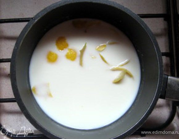 Для крема довести до кипения молоко с 50 гр сахара, цедрой лимона (только жёлтой её частью, срезанной ножом) и щепоткой соли. 