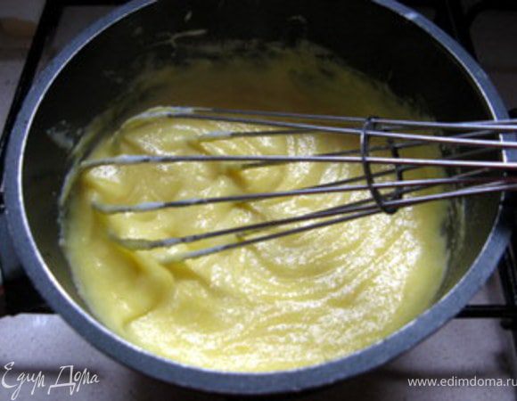 Когда молоко закипит, уменьшить огонь, удалить цедру лимона и всыпать манку, помешивая венчиком, чтобы не было комочков. Снова довести до кипения и поварить, пока манка не загустеет. Затем добавить 3 желтка, взбитых предварительно вилкой, и 10 гр сливочного масла. Крем готов. Остудть его.