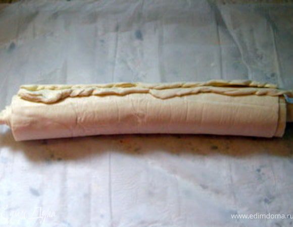 У меня было два пласта слоёного теста по 250 гр. Я положила один пласт сверху на другой. Затем нужно закрутить тесто. 