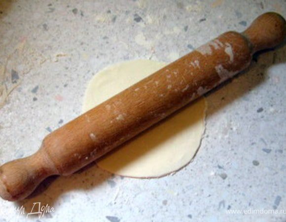 Каждый кружочек раскатать скалкой в диск диаметром около 10 см, предварительно присыпав мукой рабочую поверхность и сам кружочек, чтобы он не пристал к скалке.