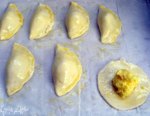 Снова смазать взбитым яйцом сформированную булочку. Повторить так со всеми кружочками. Выпекать около 15 минут. У меня получилось 25 маленьких булочек.

