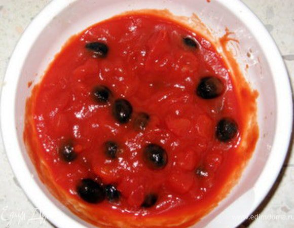 Смешать помидоры с маслинами, столовой ложкой оливкового масла, щепоткой тимьяна и майорана, лавровым листом. 