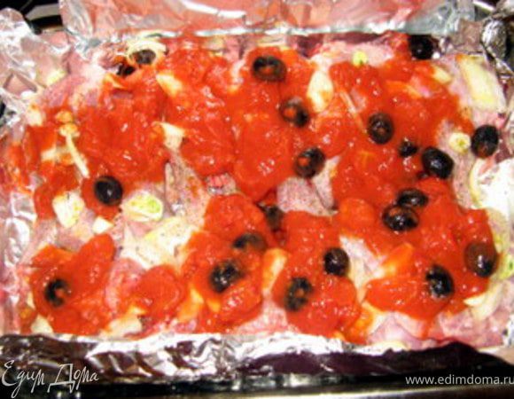 Распределить томатную массу по мясу кролика.