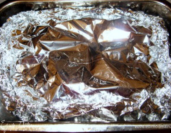 Закрыть сверху фольгой и скрепить края. Выпекать при 180° не менее часа.

