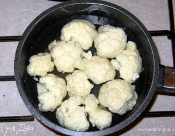 Для гарнира разделить цветную капусту на соцветия, помыть их и отварить в подсолёной воде с одной столовой ложкой уксуса около 5 минут.