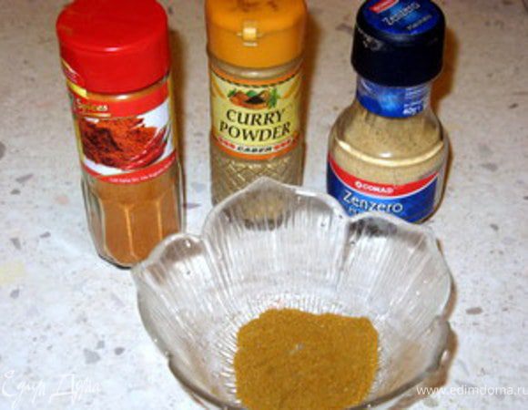 Смешать карри с имбирём и острым перчиком.