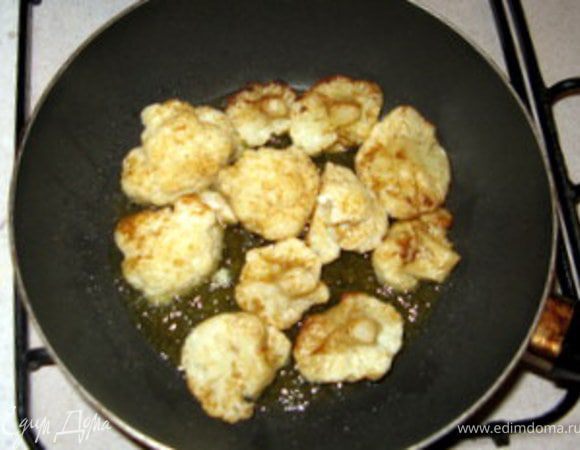 Обжарить капусту на оливковом масле, поворачивая несколько раз, пока она не зарумянится.
Подать кролика с цветной капустой.

