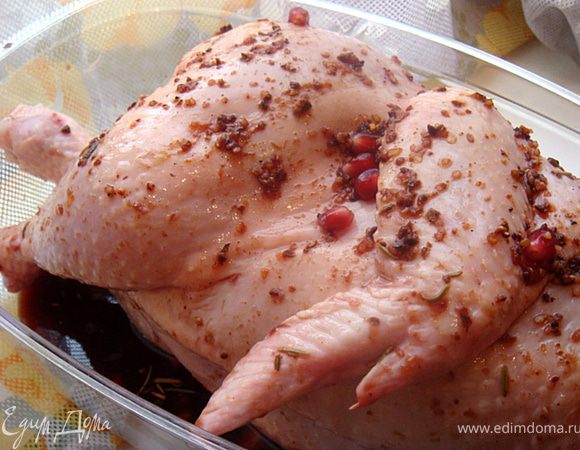 Подготовим курочку- обмыть, где необходимо- общипать, обсушить.
Приготовим маринад. В сотейник влить вино,соевый соус, бальзамический уксус, сок лимона и мандаринов, добавить розмарин, зерна граната и 1 ст.л. сахара. Прогреть на огне для смешения всех ароматов и до полного растворения сахара.
Обмазать курочку оливк.маслом, положить ее в емкость для маринования и вылить на нее горячий маринад. Закрыть пищ.пленкой и убрать в холод на 3 часа (можно и на ночь). Периодически курицу переворачивать.