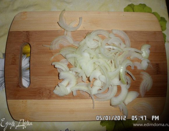 Лук нарезаем тонкими полукольцами.