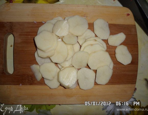 Картофель моем, чистим, еще раз моем, нарезаем кольцами.