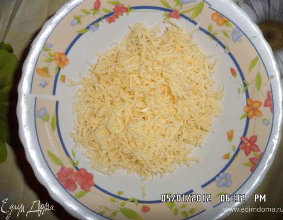 Натираем сыр на мелкой терке.