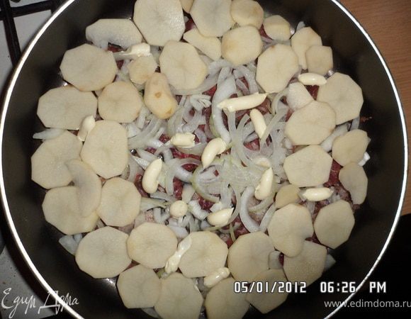 Капаем на сковороду масло, выкладываем мясо, затем половину лука, капаем майонез. Выкладываем слой картофеля, солим, перчим, сверху — оставшаяся часть лука. Снова солим, капаем майонез. Сверху посыпаем тертым сыром и ставим в духовку минут на 50. Приятного аппетита!