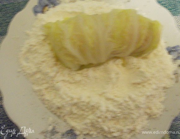 муку смешать с солью и специями по вкусу