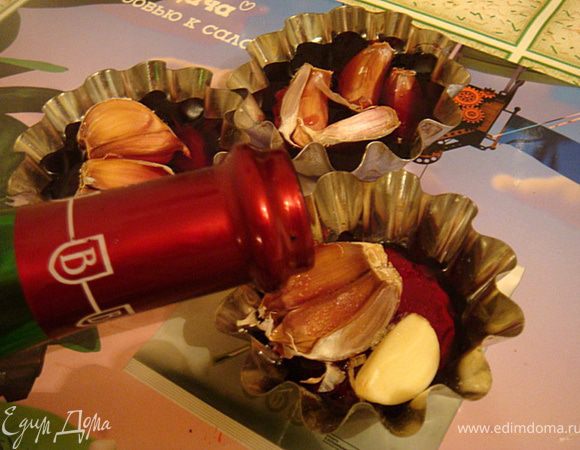 Картофель не чистить-хорошенько помыть щеткой и отварить в кипящей подсоленной воде до готовности (примерно 15 минут- можно приготовить картофель на пару- не чистя разрезав на 4 дольки в длину, а уже потом-нарезать эти дольки в салат).
Духовку предварительно разогреть до 200 гр.ц. Чеснок (головку) очистить от верхней шелухи, уложить в формочку (я разделила на дольки не очищая их и выложила по трем маленьким формочкам для кексов), засыпать сахаром и залить вином. Запечь в духовке 15 минут.
