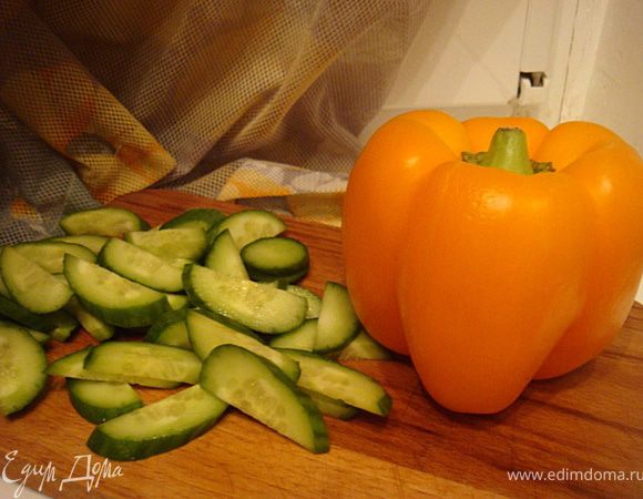 Порезать болгарский перец на кубики. Огурец порезать дольками. Картофель очистить,остудить и порезать также дольками.
