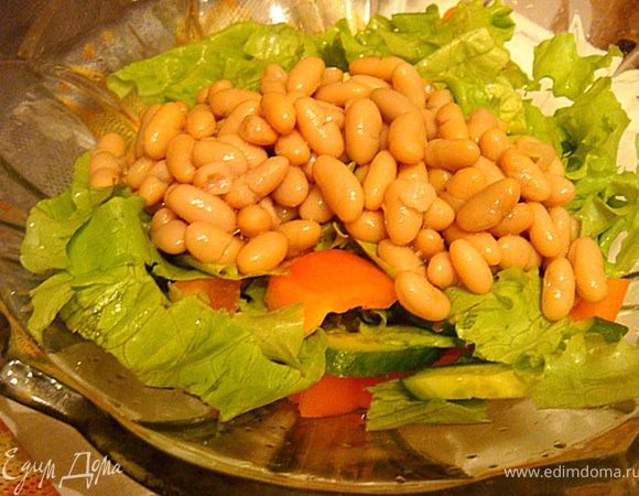 Выложить все в салатник, добавить фасоль (без жидкости).
Чеснок достать,остудить, очистить и оставить дольками. Добавить в салат. Листья салата порвать.
