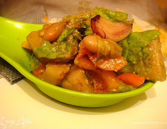 Приготовим заправку: сбить в блендере орехи с зеленью (я использовала зеленый лук, но можно взять укроп или петрушку), добавить соль,перец по вкусу, лимонный сок и тонкой струйкой оливковое масло.
Залить заправкой салат и аккуратно перемешать.
Бон аппетит!