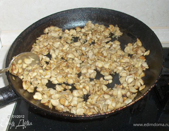 Обжариваем грибы с луком.