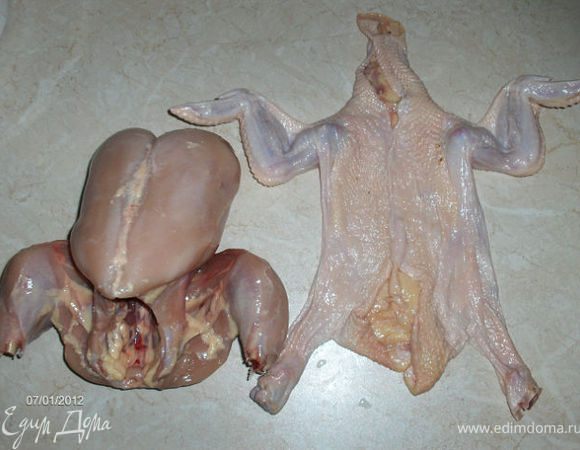 С курочки снимаем кожу, аккуратно!