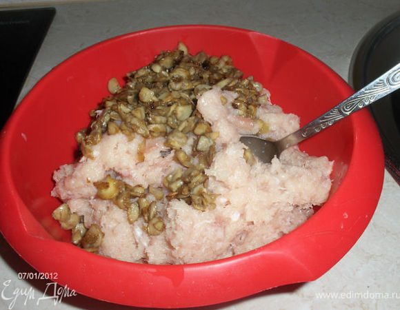 Обдираем с костей мясо, делаем фарш, добавляем грибы, соль, пряности.