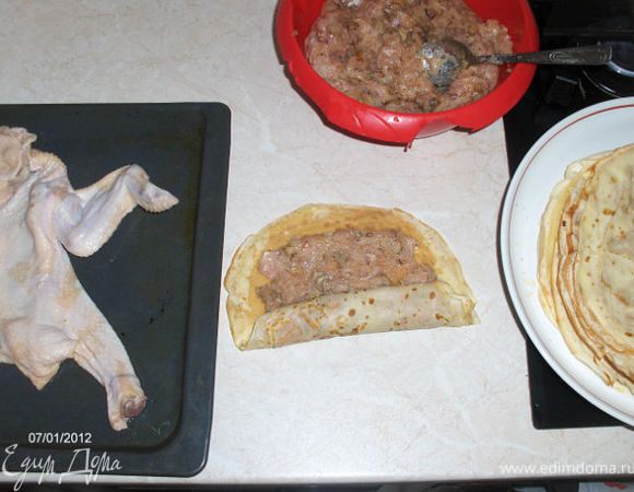 Заворачиваем фарш в блинчики.