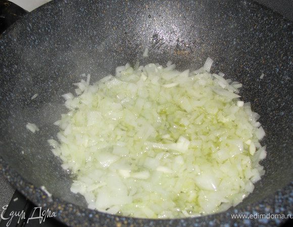 В сотейнике разогреть масло, добавить нарубленный чеснок, затем лук.