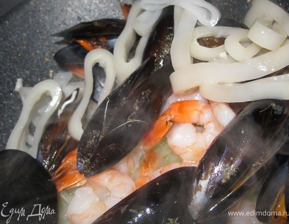 Через 2 минуты добавить морепродукты.