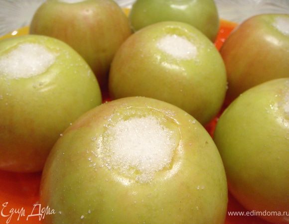 Яблоки вымыть, удалить сердцевину, не прорезая их насквозь. Засыпать внутрь каждого яблока по 1 ст.л. сахара. Отложить на 10 мин.

