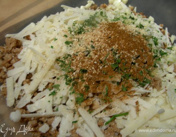 Для корочки смешиваем крошки, сыр и специи.
