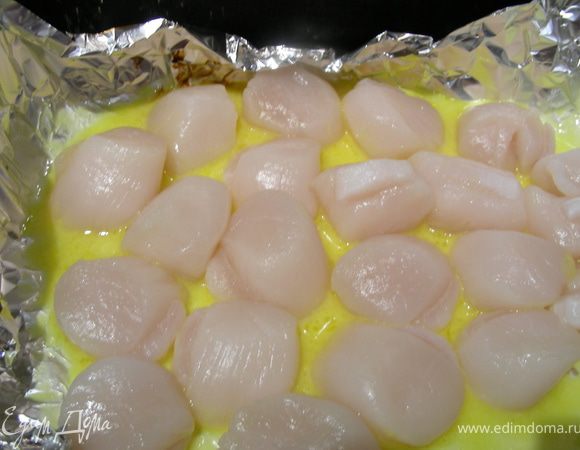 Масло небольшими кусочками выкладываем в форму для запекания и ставим в духовку на пару минут, чтобы масло растопилось. Затем выкладываем в форму гребешки (или рыбу).
