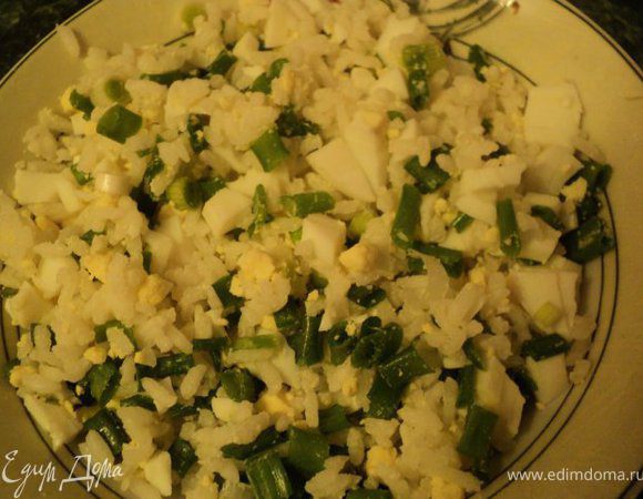 Отварить яйца и куриное филе, охладить, бульон оставить. Приготовить рисовую начинку, для чего отваренный рис смешать с растопленным маслом, мелко нарезанными яйцами, зеленым луком, посолить и перемешать.