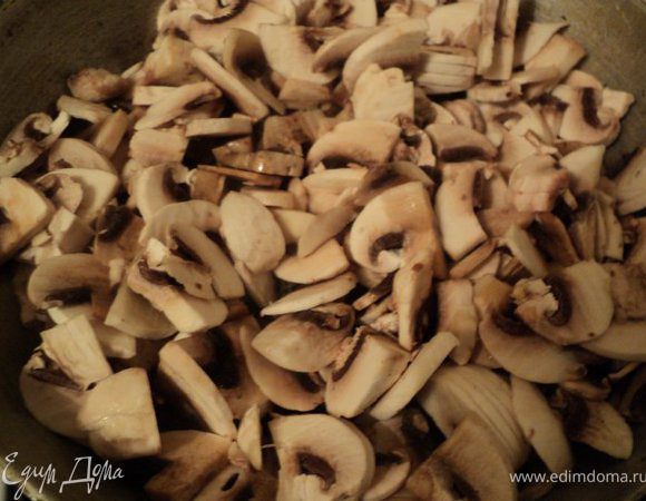 Для грибной начинки шампиньоны порезать пластинка и поджарить на растительном масле, добавив мелко нарезанный лук. В конце добавить сметану, соль,  потушить 5 мин, добавить укроп, перемешать и охладить.