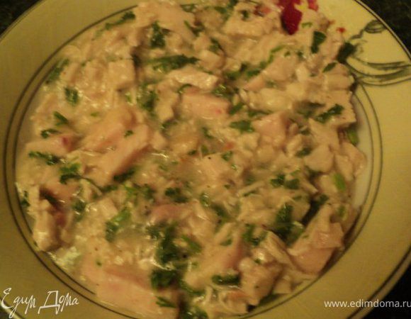 Для куриной начинки: филе порезать мелкими кусочками. На сливочном масле подрумянить до золотистого цвета муку, развести теплым  бульоном и добавить порезанное филе, потушить 5-7 мин. В конце посолить, поперчить, добавить кориандр и мелко порезанную петрушку. Охладить.