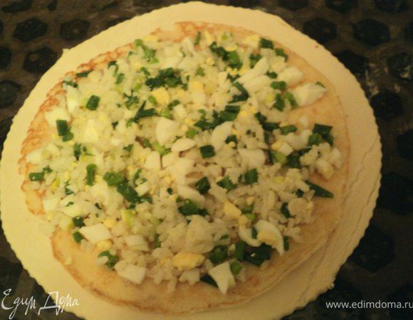 На блинчик выложить начинку из риса толщиной 1-1.5см,